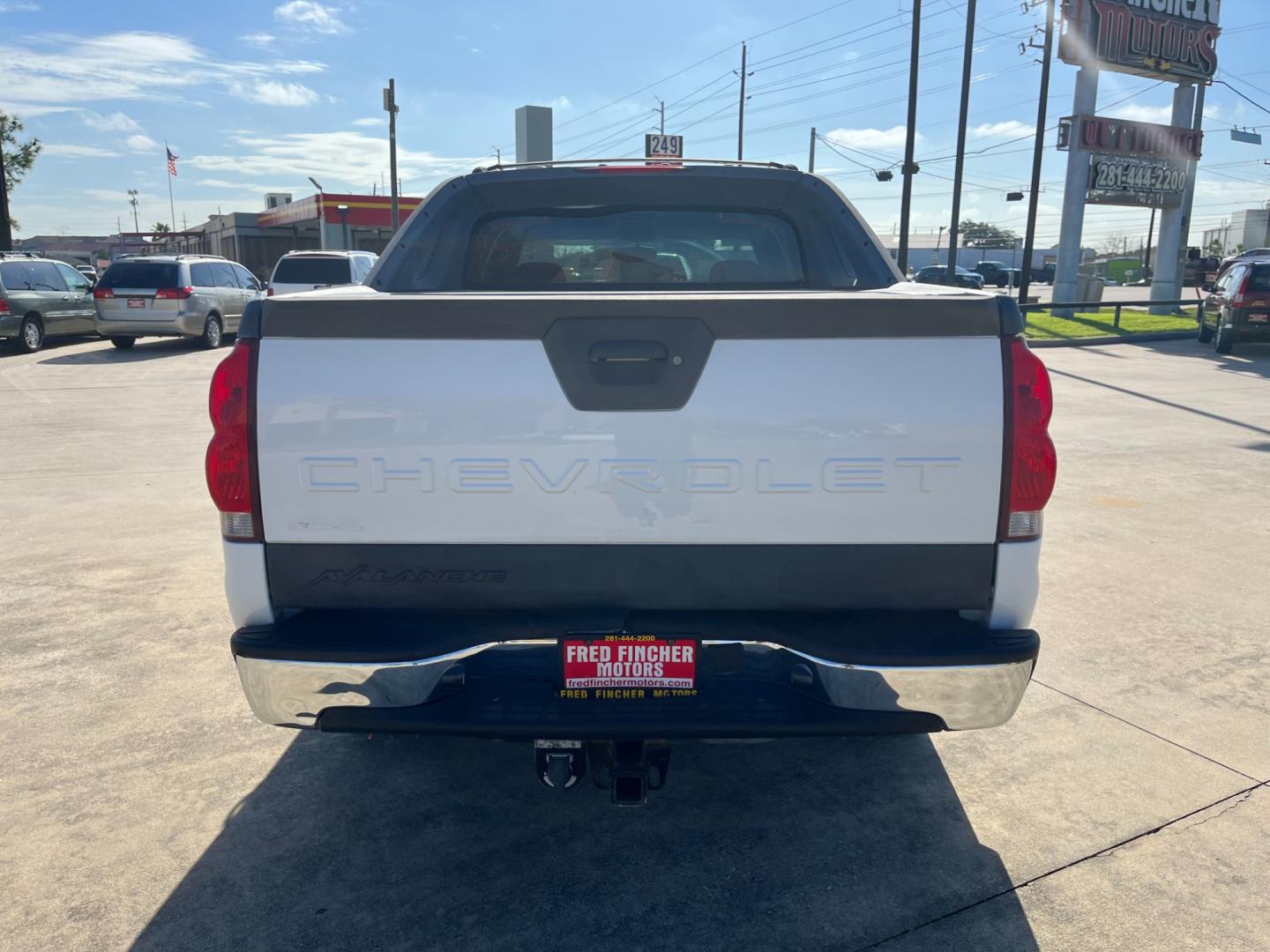 2004 white /gray Chevrolet Avalanche 1500 2WD (3GNEC12T84G) with an 5.3L V8 OHV 16V engine, 4-Speed Automatic Overdrive transmission, located at 14700 Tomball Parkway 249, Houston, TX, 77086, (281) 444-2200, 29.928619, -95.504074 - Photo#5